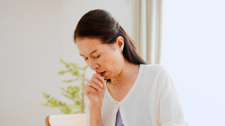 ほんの少し動いただけでも息切れしたり、乾いた咳がとまらないなどの症状がある場合は疑うサイン